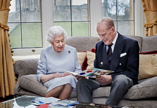 Kate Middleton compartilha a foto do adorável cartão feito por George, Charlotte e Louis para a rainha