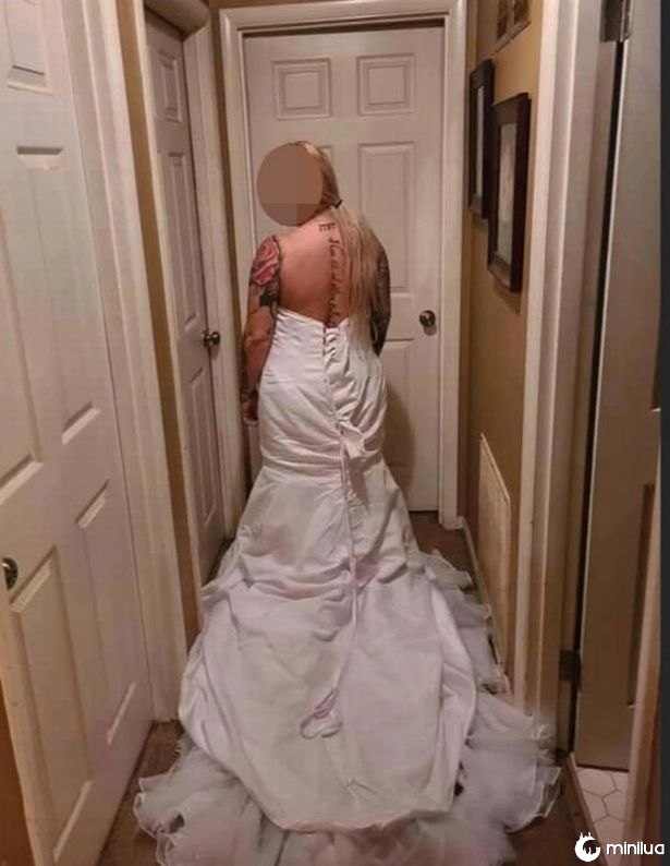 Noiva se enfurece com seu vestido ao perceber erro