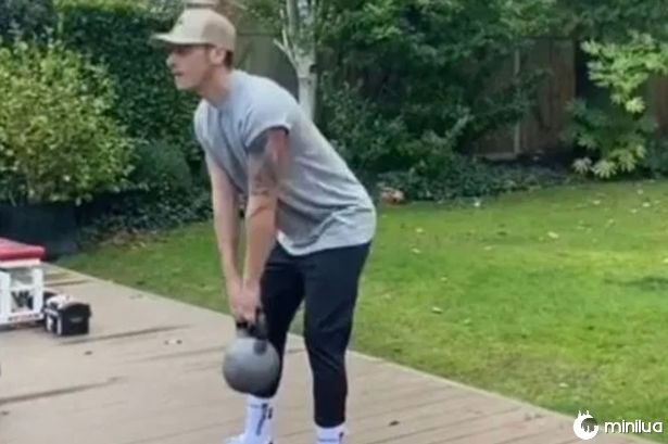 Mesut Ozil compartilha um vídeo dele treinando sozinho em meio ao exílio do Arsenal