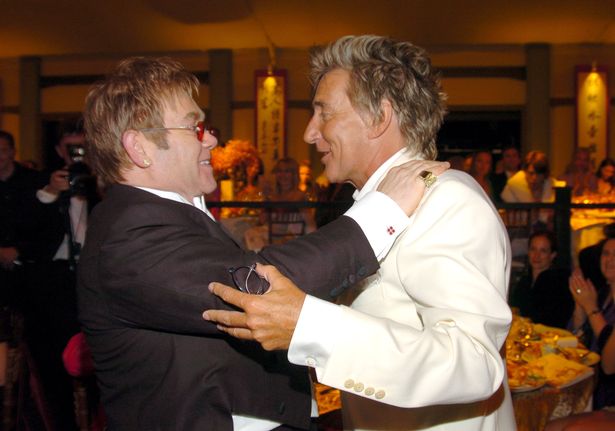 Elton John espera terminar a rivalidade com o Rod Stewart fazendo um gesto gentil de Natal