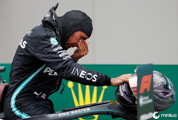 Lewis Hamilton luta contra as lágrimas enquanto reage ao histórico sétimo título mundial de F1
