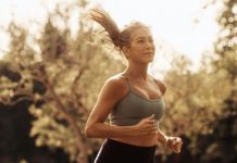 Jennifer Aniston mostra o físico atlético em fotos impressionantes de roupas esportivas