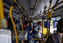 Veja essas fotos hilárias de passageiros antissociais: vai te dar saudade do transporte público