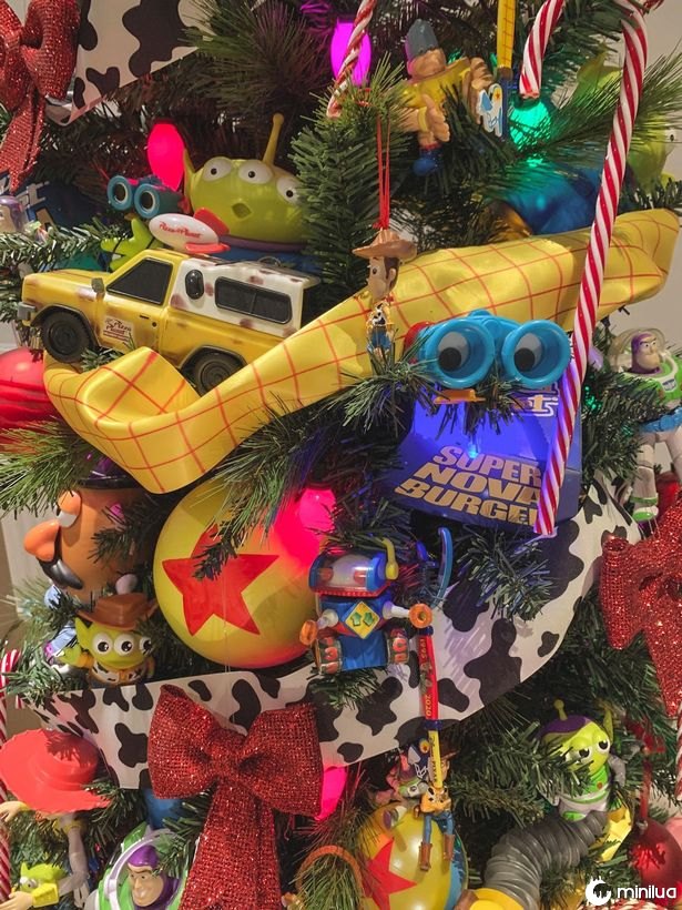 Os fãs da Pixar estão enlouquecidos com uma incrível árvore de Natal da família Toy Story