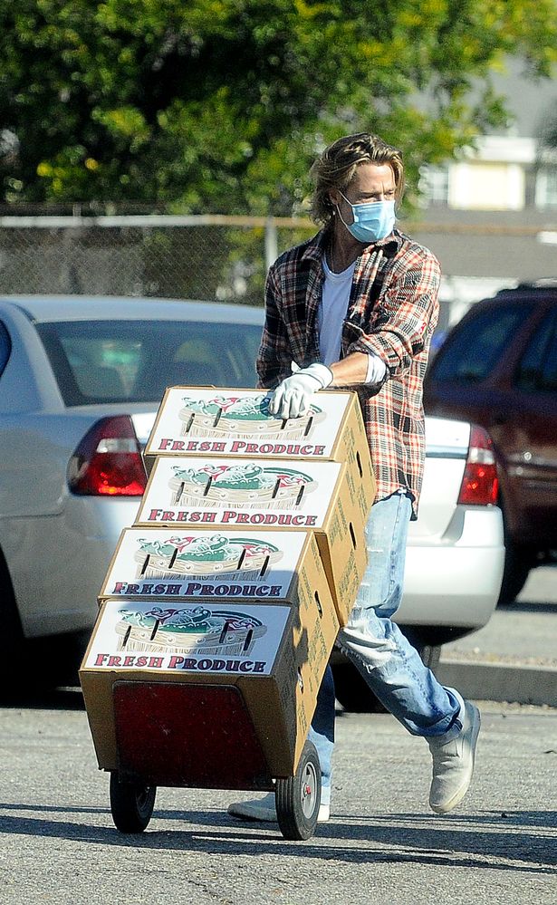 Brad Pitt passa horas distribuindo mantimentos para os necessitados em uma emocionante