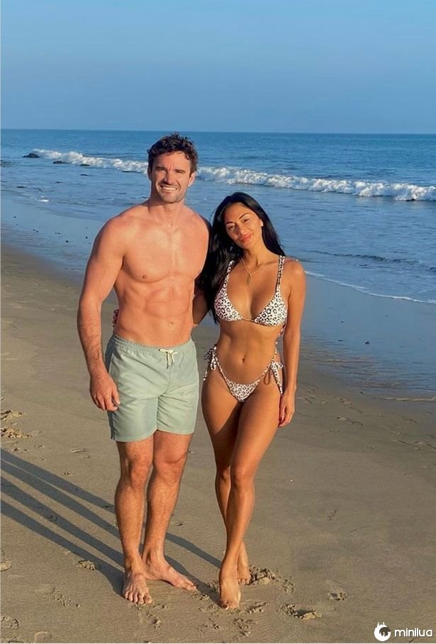 Nicole Scherzinger dia na praia com o namorado Thom Evans