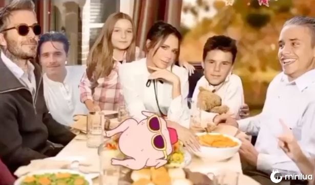 Victoria Beckham compartilha fotos hilárias com Photoshop para celebrar o Dia de Ação das Graças da família