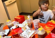 Menino faminto, de 3 anos, pede um banquete do McDonald's no valor de R $ 400,00 por meio do aplicativo usando o celular da mãe