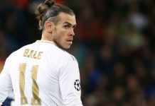 Gareth Bale é fotografado com um laptop durante o empate do País de Gales com os EUA