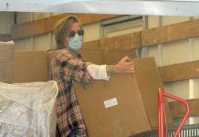 Brad Pitt passa horas distribuindo mantimentos para os necessitados em uma emocionante