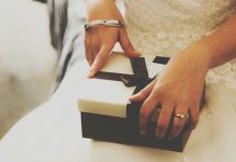Noiva é críticada por envergonhar o presente de casamento do melhor amigo nas redes sociais