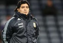Funcionário de funerária despedida por tirar selfie com Diego Maradona no caixão