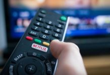 Mulher fica assustada depois de ver um reflexo "assunto" na janela enquanto assiste TV