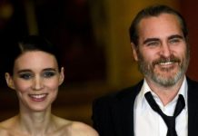 Joaquin Phoenix e a noiva Rooney Mara falam sobre o filho River pela primeira vez ao abordar a crise das crianças migrantes nos EUA