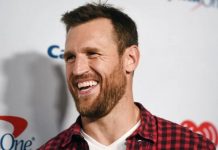 O ex-marido de Julianne Hough, Brooks Laich, diz que chorou muito desde a separação