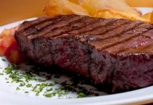 Mulher cozinha bife para o namorado com técnica inusitada