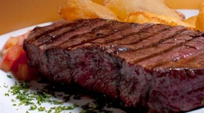 Mulher cozinha bife para o namorado com técnica inusitada