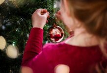 Mamãe compartilha o resultado hilário depois que uma criança decora a árvore de Natal da vovó