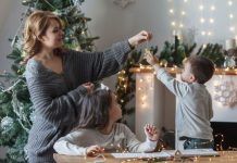 A árvore hilariante de Natal de uma mamãe a deixa 'questionando suas escolhas de vida'