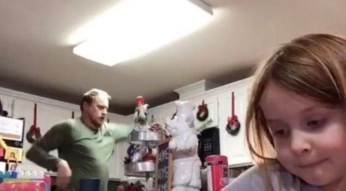 O pai dança alegremente no vídeo da filha - sem sabre que está sendo enviado ao professor