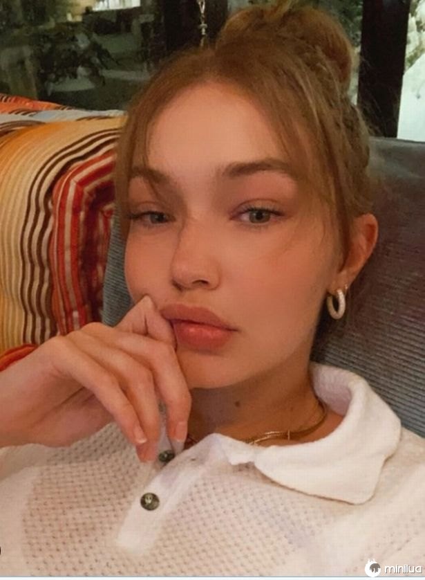 Gigi Hadid transforma o cabelo com franjas e posta uma selfie rara