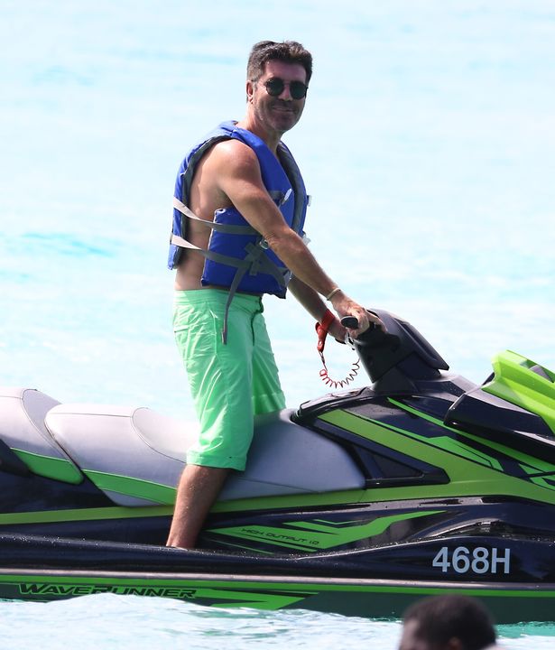 Simon Cowell anda de jet ski em Barbados - quatro meses após acidente