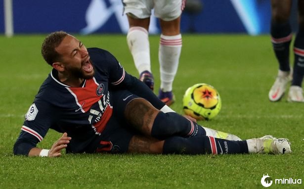 Neymar sentia dores consideráveis ​​depois de ser derrubado por Mendes