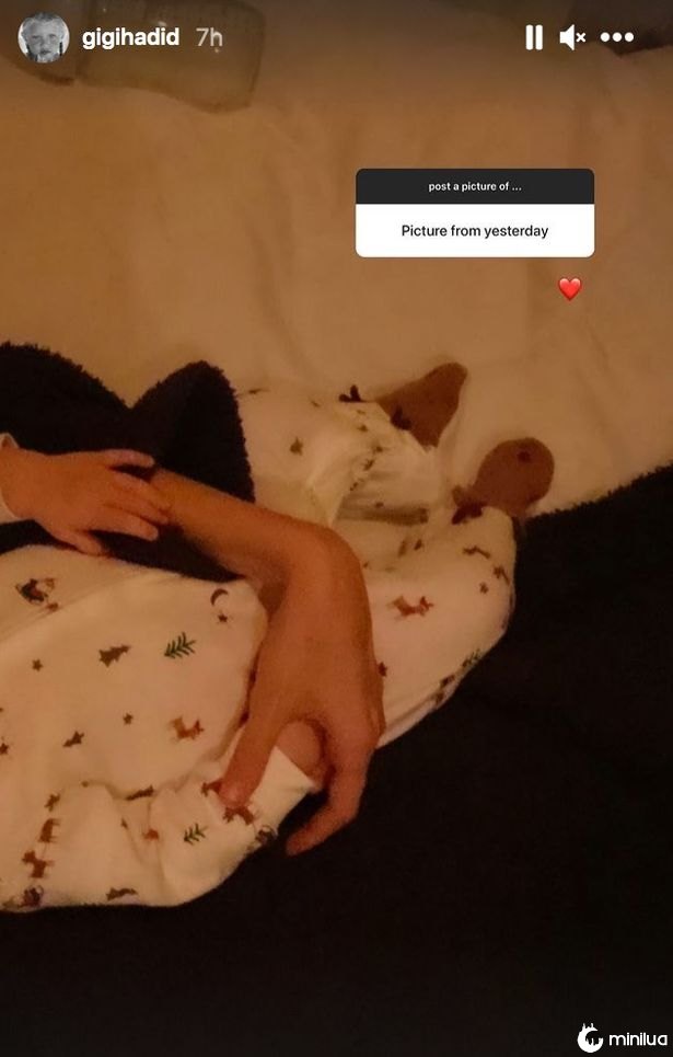 Gigi Hadid aconchega o bebê enquanto compartilha novas fotos do primeiro Natal da filha