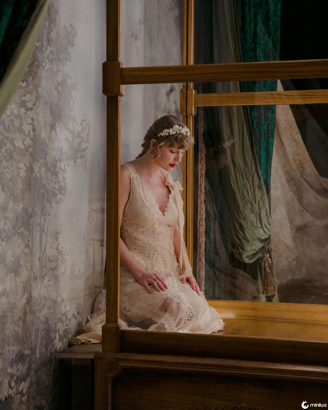 Taylor usa o que parece ser um vestido de noiva em seu próximo videoclipe