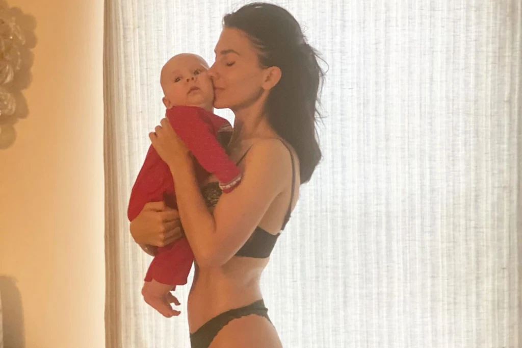 Hilaria Baldwin posa de lingerie com seu recém-nascido, três meses após o parto