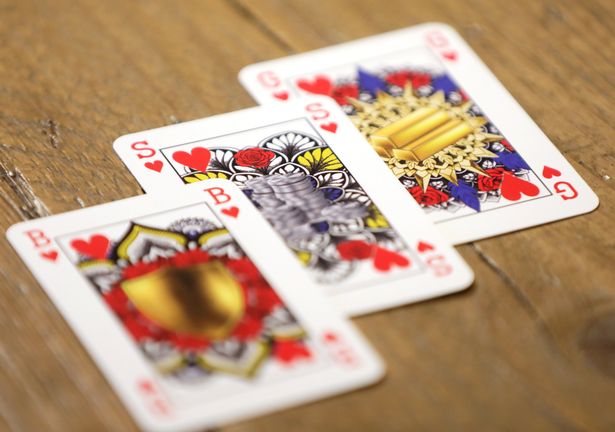 Mulher cria baralho de cartas sem gênero - então o rei não pode vencer a rainha