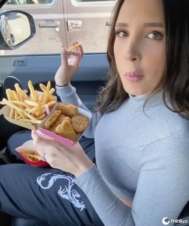 Fã do McDonald's compartilha um truque simples para comer em seu carro sem fazer bagunça