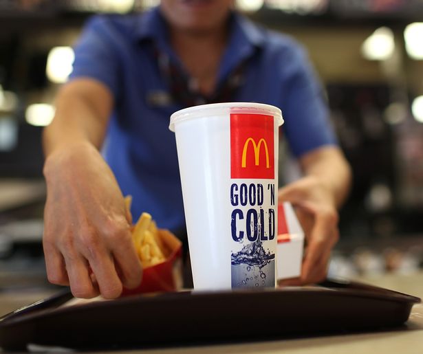 Os funcionários do McDonald's compartilham o que os 'botões' nas tampas de suas bebidas realmente significam