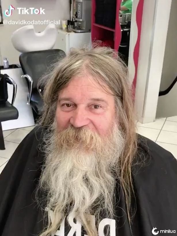 Morador de rua parece irreconhecível depois que o barbeiro faz uma transformação drática nele