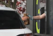 Mulher multada após quebrar as regras de bloqueio por dirigir até o McDonald's