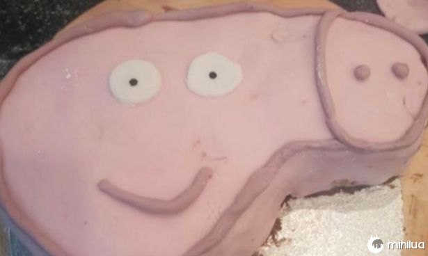 Mamãe fez bolo de aniversário da Peppa Pig, mas deixou os pais confusos com formas rudes
