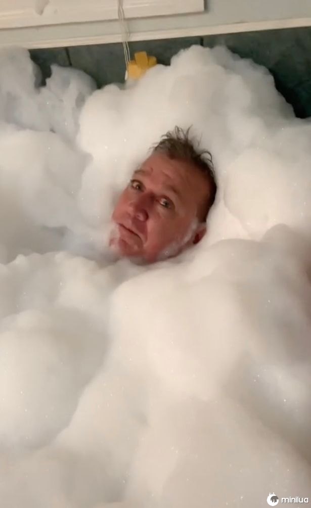 Homem acorda na banheira transbordando de bolhas depois de adormecer dentro dela