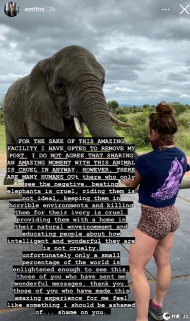 Dona de academia causa reação negativa ao ser fotografada fazendo flexões em presas de elefante