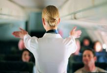 Comissária de bordo compartilha os produtos que você "nunca deve" consumir em um avião