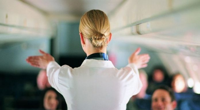 Comissária de bordo compartilha os produtos que você "nunca deve" consumir em um avião