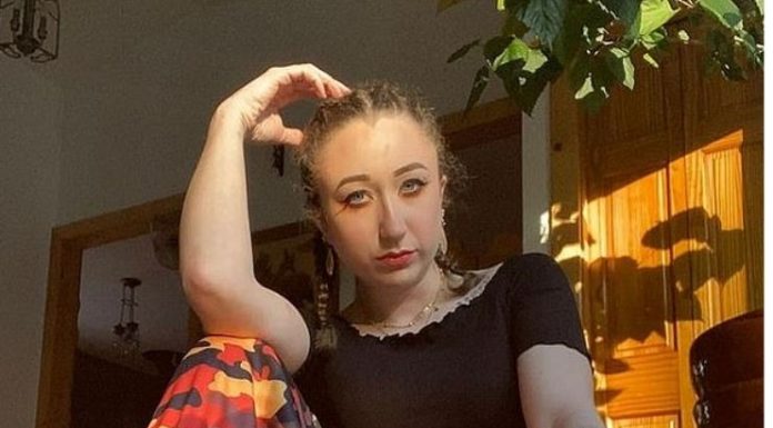Mulher desprezada se vinga do namorado traidor, jogando frascos de glitter por todo o apartamento