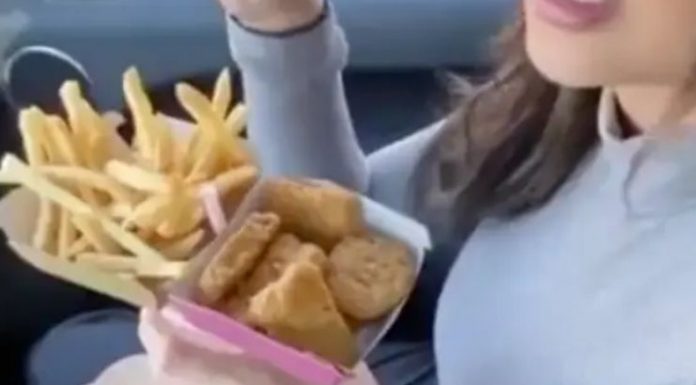 Fã do McDonald's compartilha um truque simples para comer em seu carro sem fazer bagunça