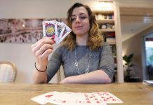 Mulher cria baralho de cartas sem gênero - então o rei não pode vencer a rainha