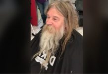 Morador de rua parece irreconhecível depois que o barbeiro faz uma transformação drática nele