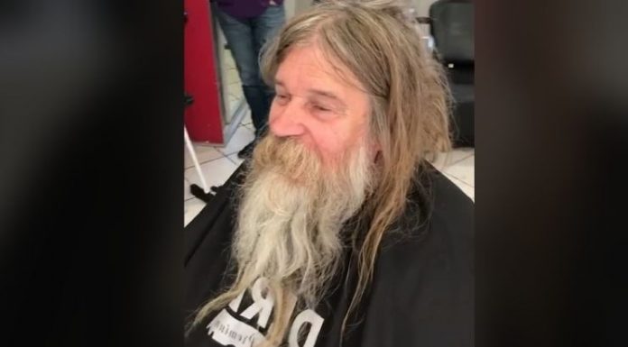Morador de rua parece irreconhecível depois que o barbeiro faz uma transformação drática nele
