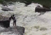 Homem arrisca a própria vida para salvar um cachorro de afogamento nas águas congelantes da represa