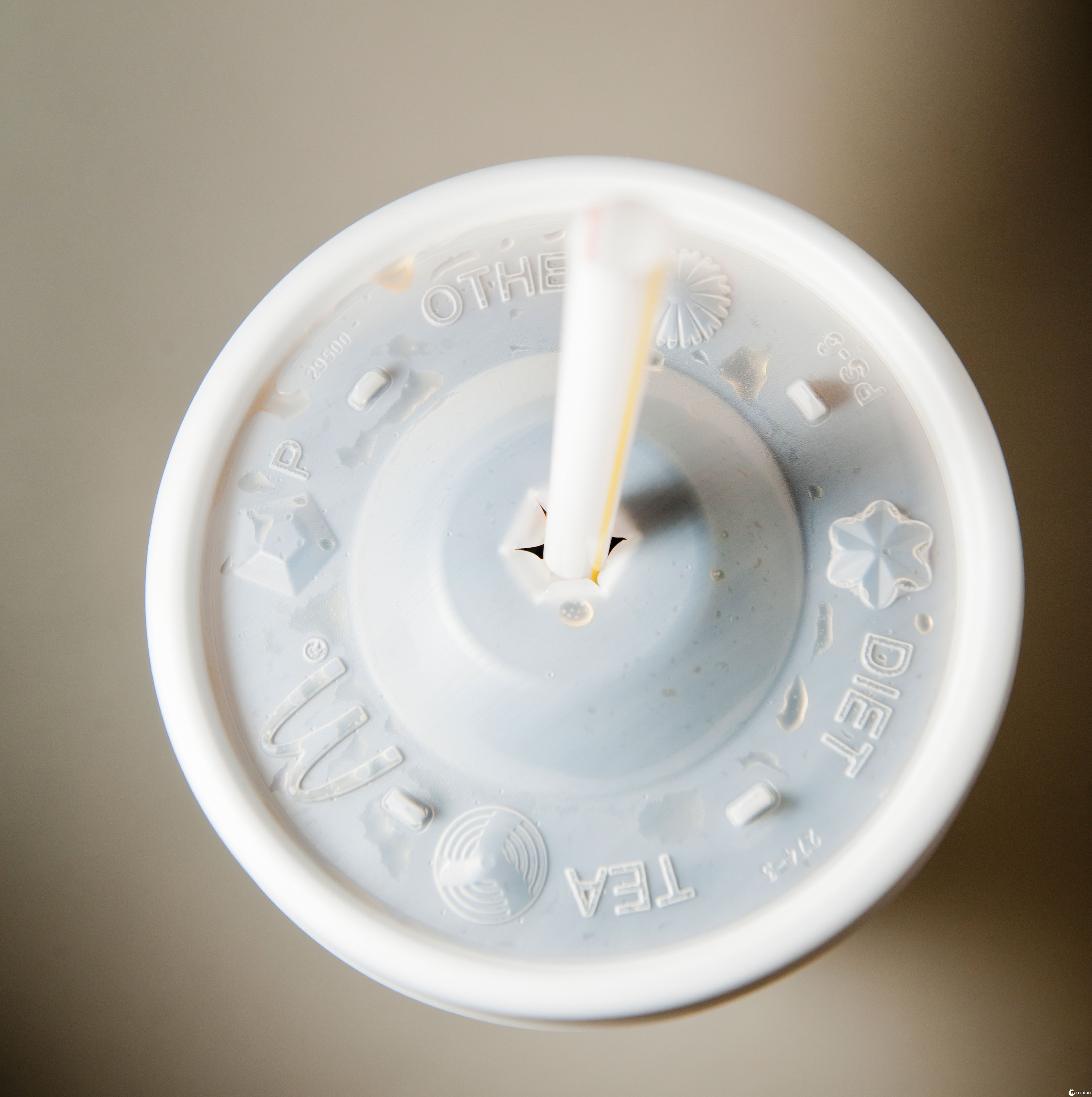 Os funcionários do McDonald's compartilham o que os 'botões' nas tampas de suas bebidas realmente significam