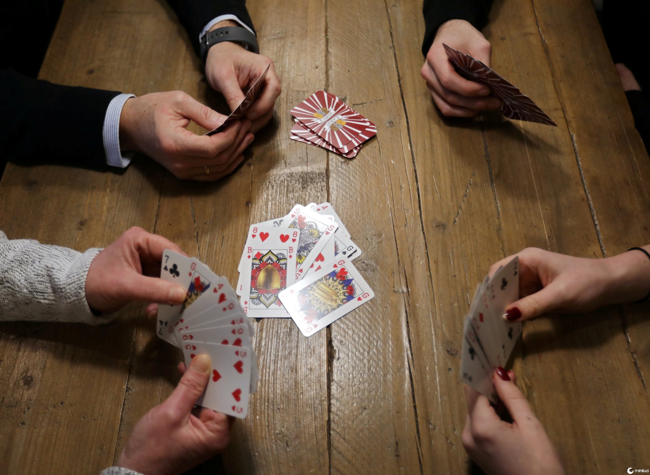 Mulher cria baralho de cartas sem gênero - então o rei não pode vencer a rainha