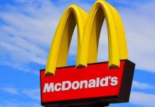 Os funcionários do McDonald's compartilham o que os 'botões' nas tampas de suas bebidas realmente significam