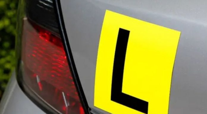 O motorista finalmente passa no teste de aprendizado depois de reprovar 157 vezes